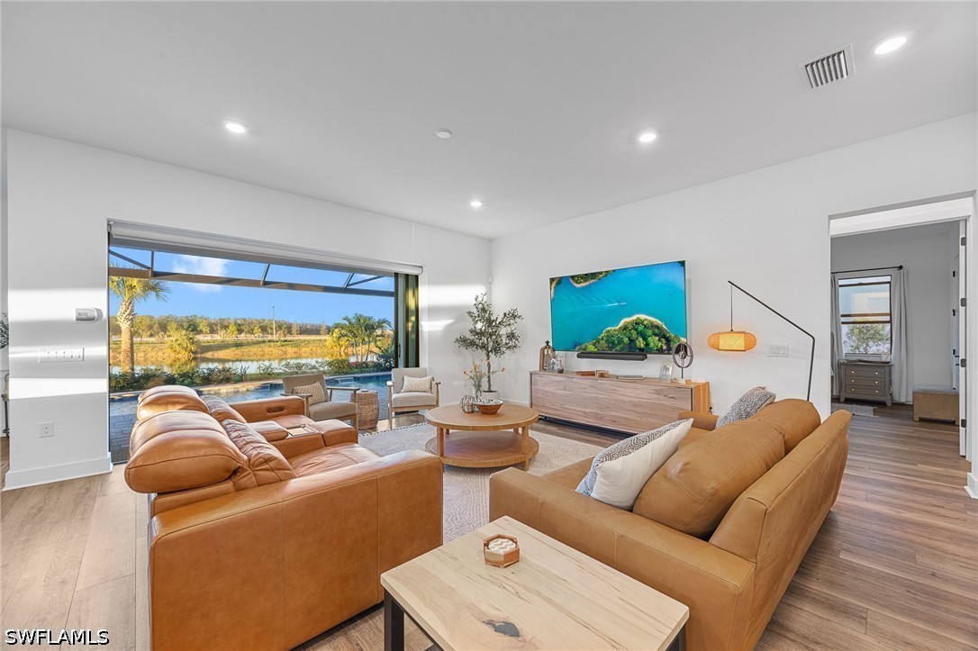 6 Bed Pool Home for Sale in Avalon Park, photo 5