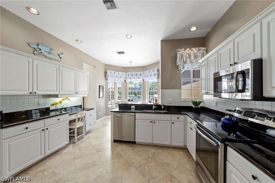3 Bed Pool Home for Sale in Lake Club, photo 5