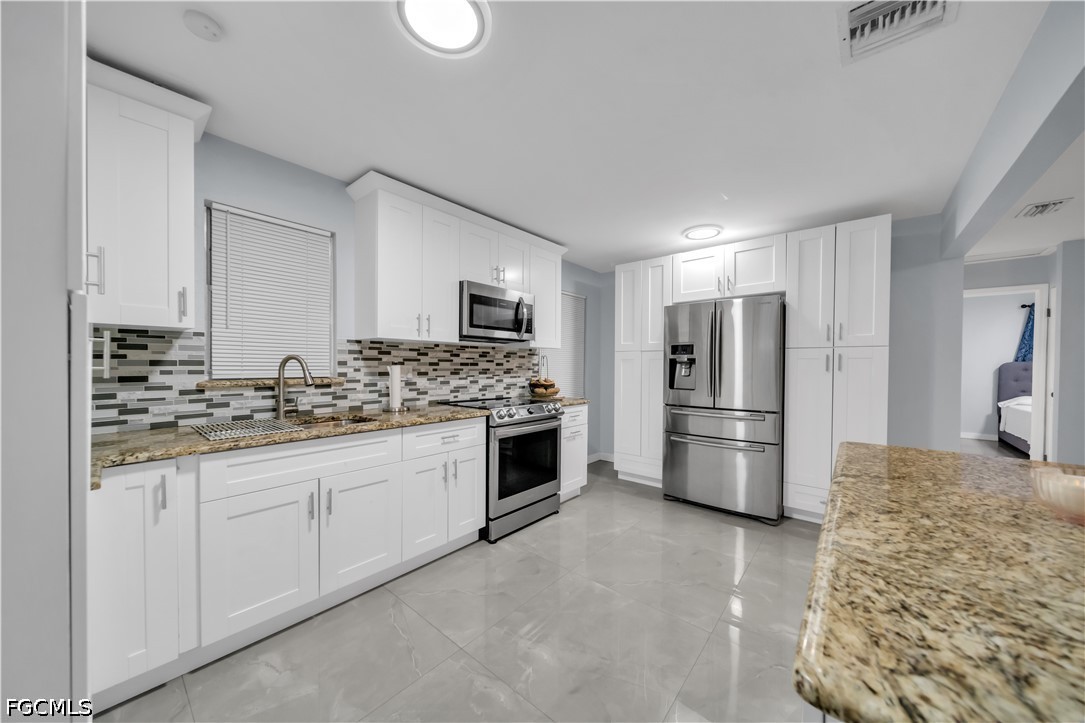 2 Bed SingleFamilyResidence for Sale in North Fort Myers, photo 5