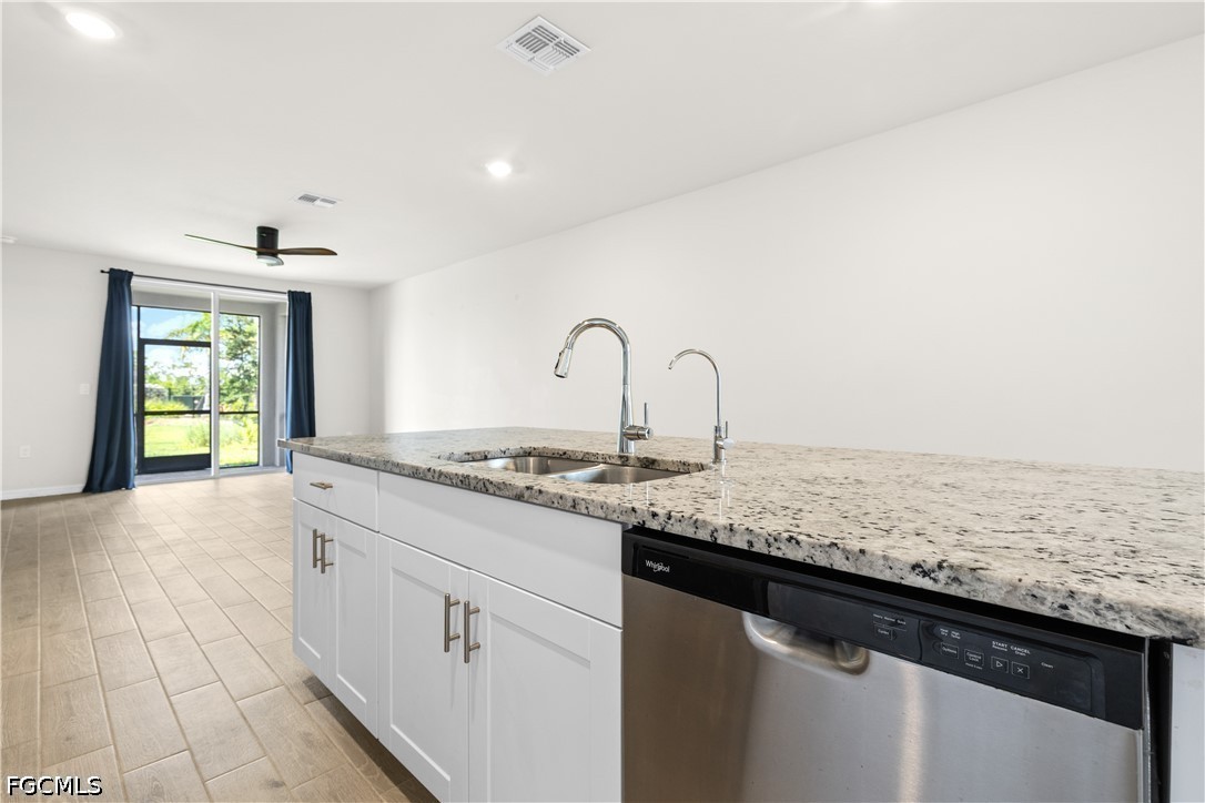 3 Bed SingleFamilyResidence for Sale in Crescent Lakes, photo 5