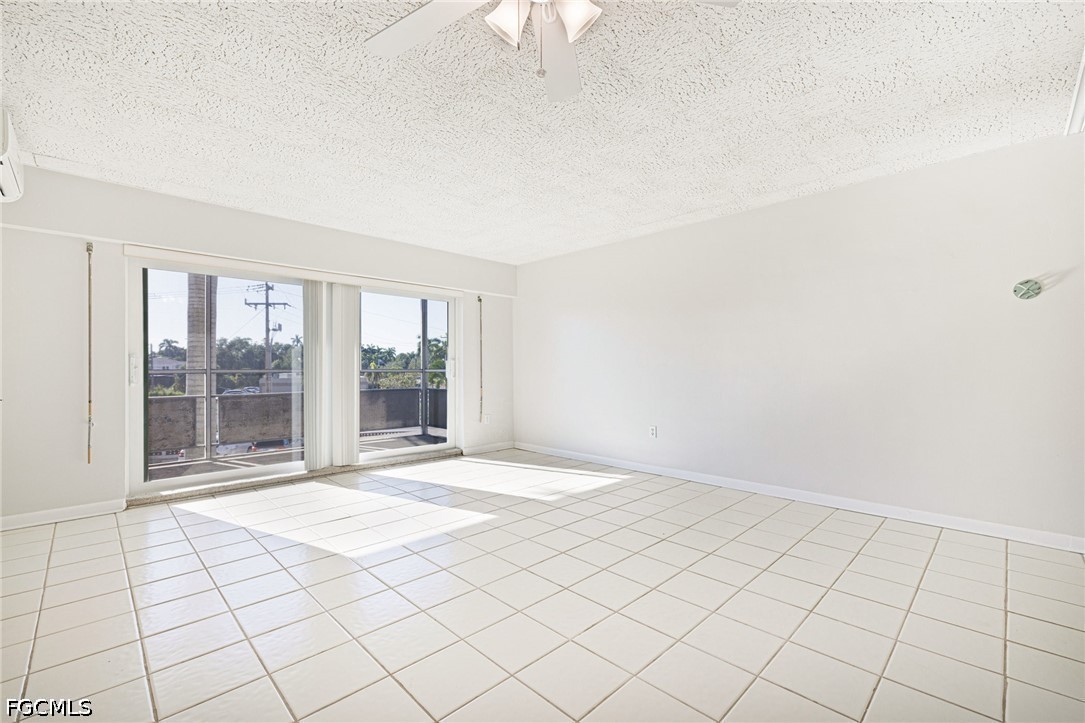 1 Bed Waterfront Home for Sale in Fort Myers, photo 5