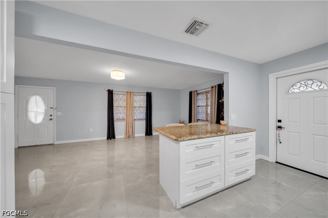 2 Bed SingleFamilyResidence for Sale in North Fort Myers, photo 5