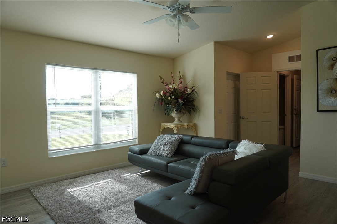 3 Bed SingleFamilyResidence for Sale in Banyan Village, photo 5