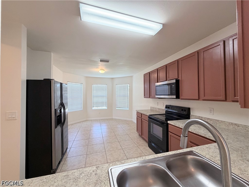 3 Bed SingleFamilyResidence for Sale in Cape Coral, photo 5