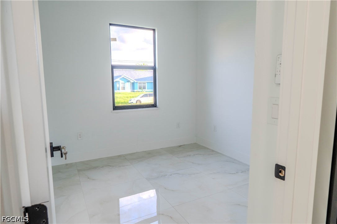 3 Bed SingleFamilyResidence for Sale in Lehigh Acres, photo 5