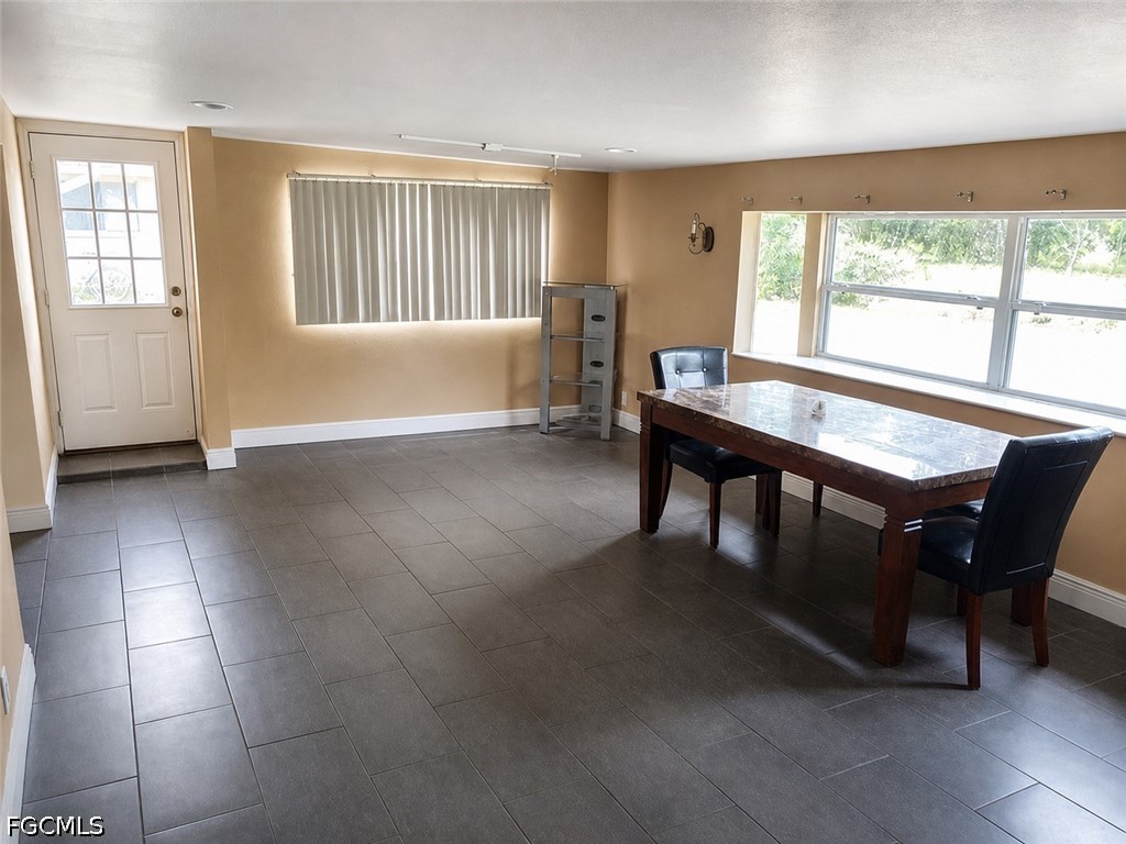 3 Bed SingleFamilyResidence for Sale in Fort Myers, photo 5