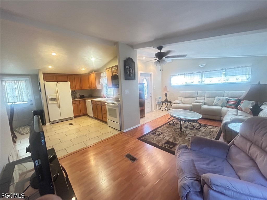 2 Bed ManufacturedHome for Sale in Horizon Village, photo 5