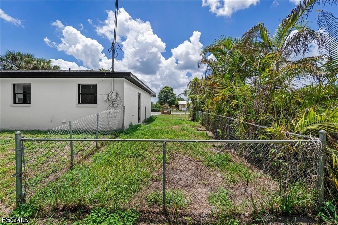 3 Bed SingleFamilyResidence for Sale in Fort Myers, photo 41