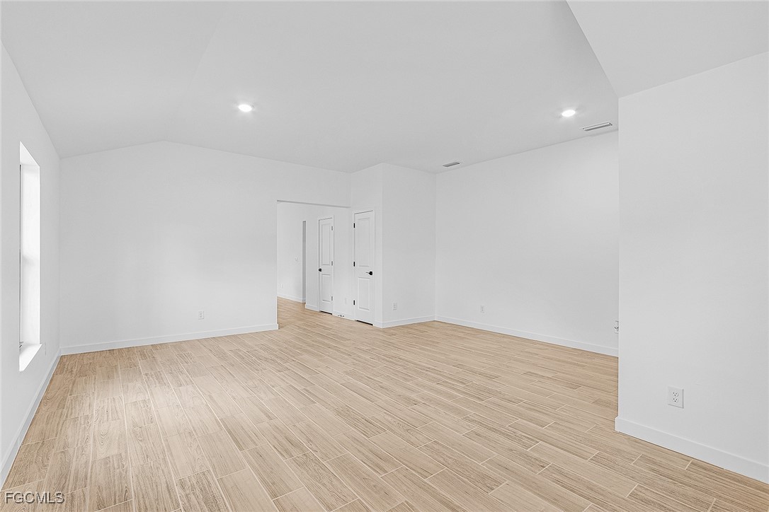 3 Bed SingleFamilyResidence for Sale in Mirror Lakes, photo 6