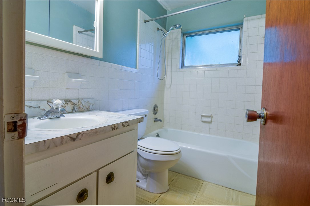 3 Bed SingleFamilyResidence for Sale in Buckingham, FL — photo 6