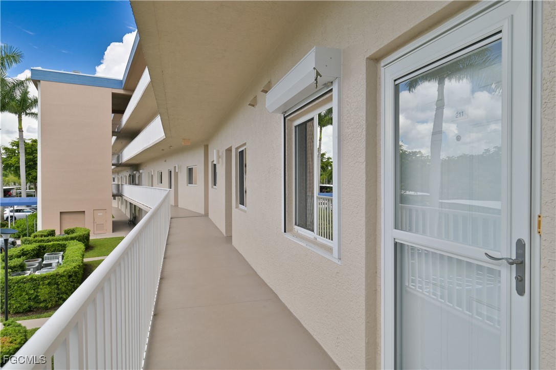1 Bed Waterfront Home for Sale in Fort Myers, photo 6