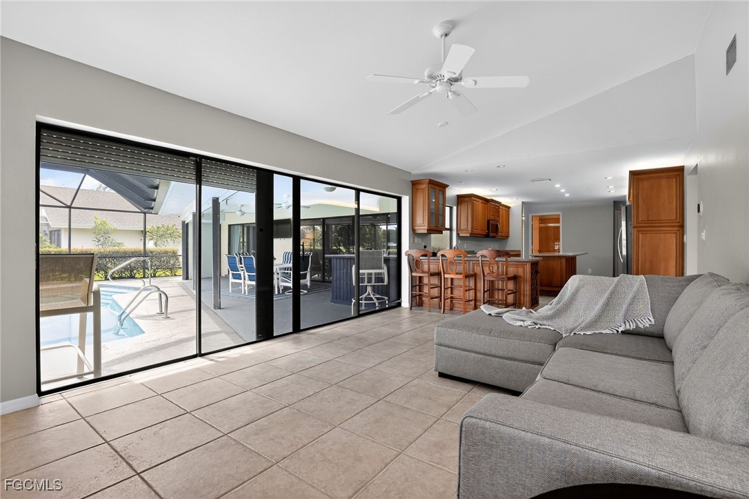 3 Bed Pool Home for Sale in Spanish Wells, photo 6