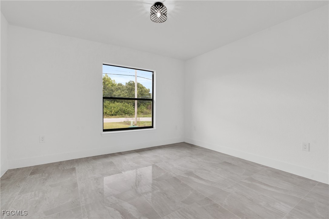 3 Bed SingleFamilyResidence for Sale in Lehigh Acres, photo 6