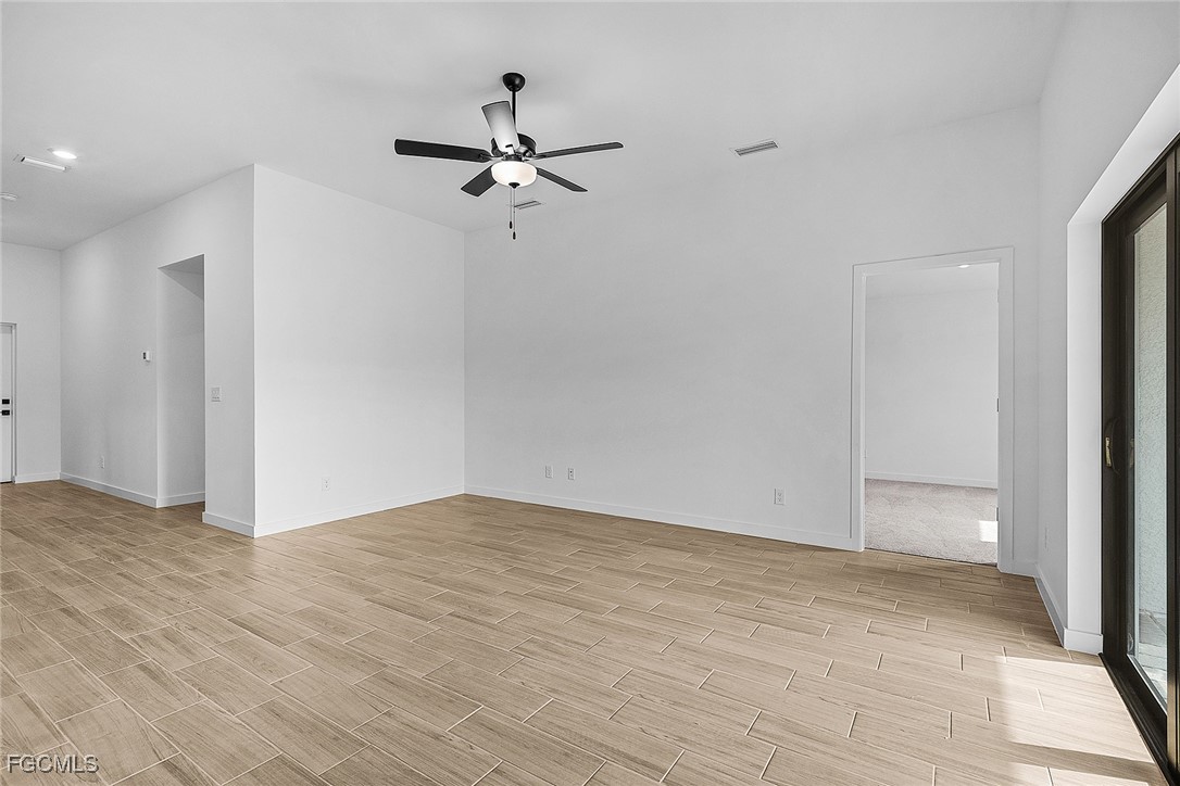 3 Bed SingleFamilyResidence for Sale in Mirror Lakes, photo 6