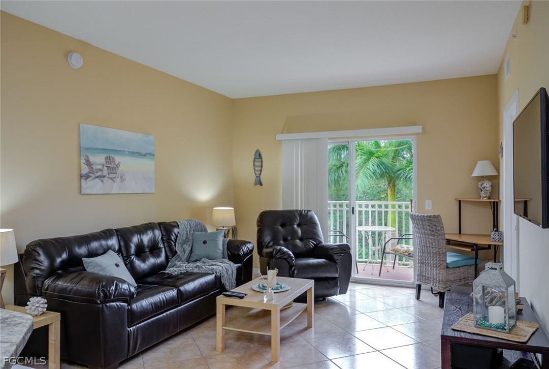 2 Bed Waterfront Home for Sale in Fort Myers, photo 6