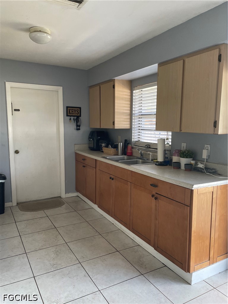 3 Bed SingleFamilyResidence for Sale in Fort Myers, photo 6