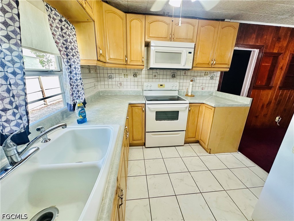 2 Bed SingleFamilyResidence for Sale in Fort Myers, photo 6