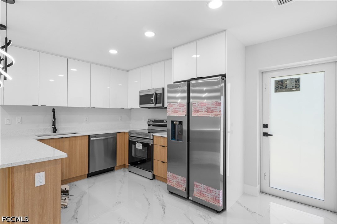 3 Bed SingleFamilyResidence for Sale in Lehigh Acres, photo 6