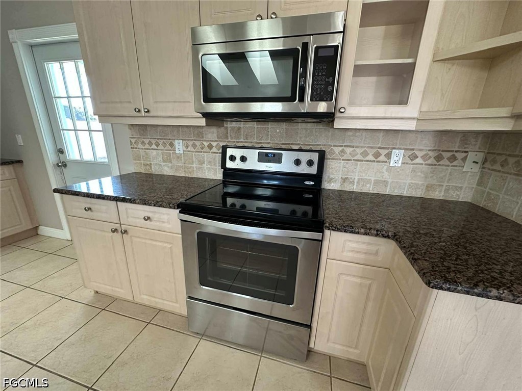 3 Bed SingleFamilyResidence for Sale in Cape Coral, photo 6