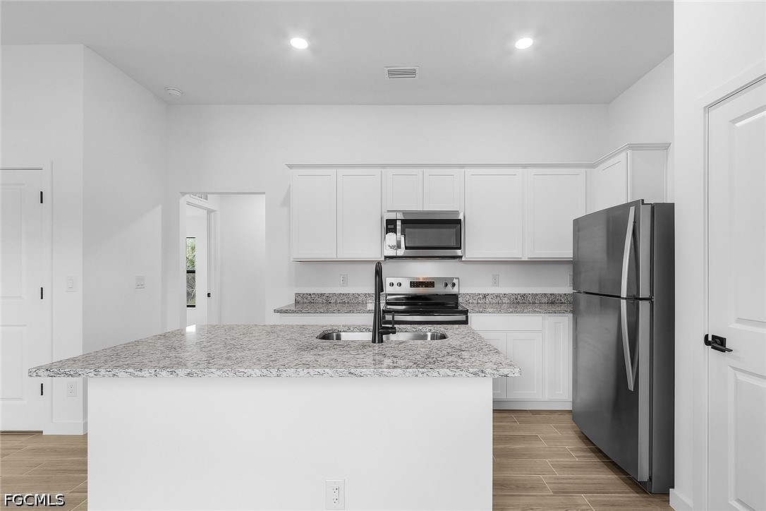 3 Bed SingleFamilyResidence for Sale in Mirror Lakes, FL — photo 6