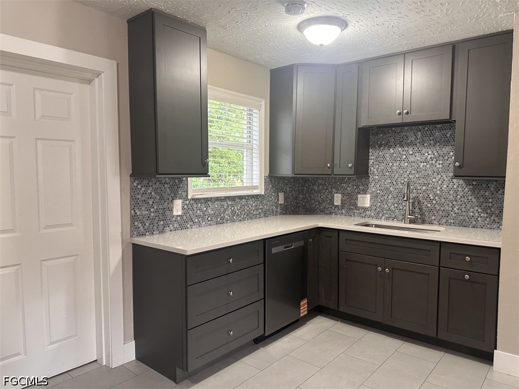3 Bed SingleFamilyResidence for Sale in Fort Myers, photo 6