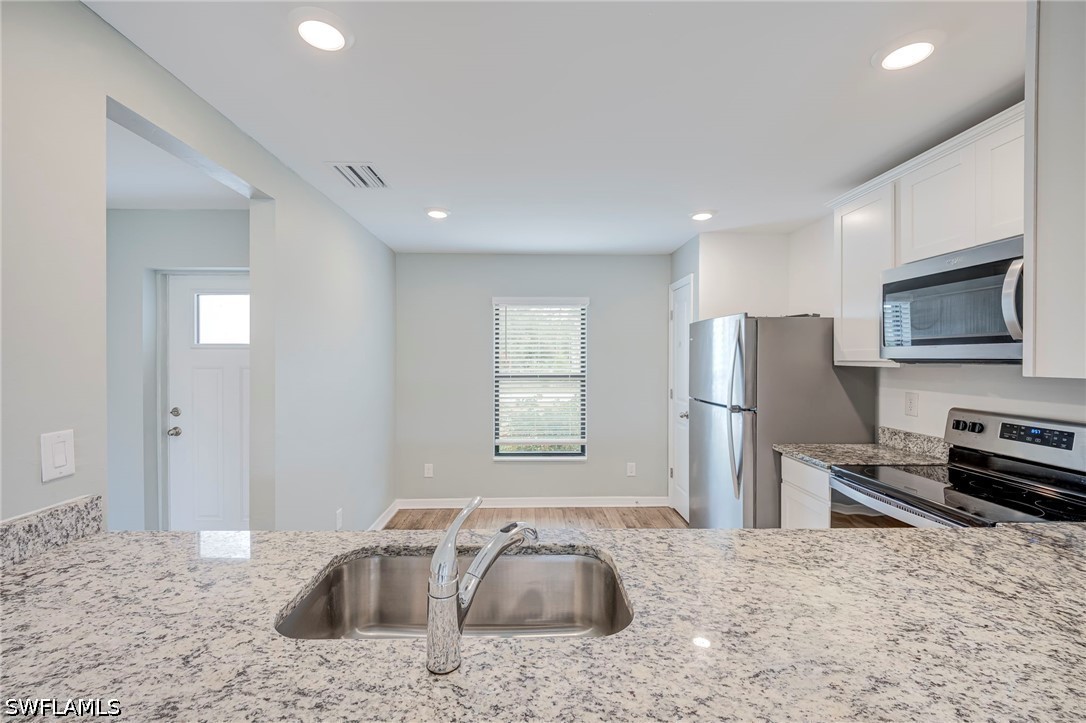 3 Bed SingleFamilyResidence for Sale in Mirror Lakes, photo 6