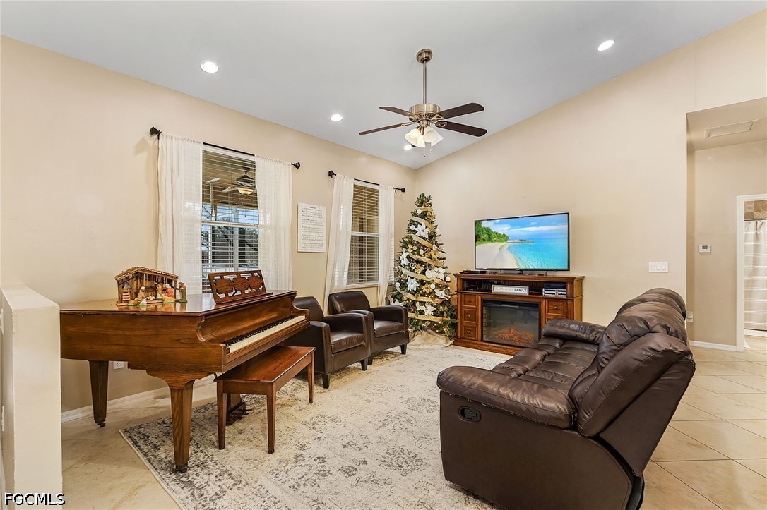 4 Bed SingleFamilyResidence for Sale in Mirror Lakes, FL — photo 6