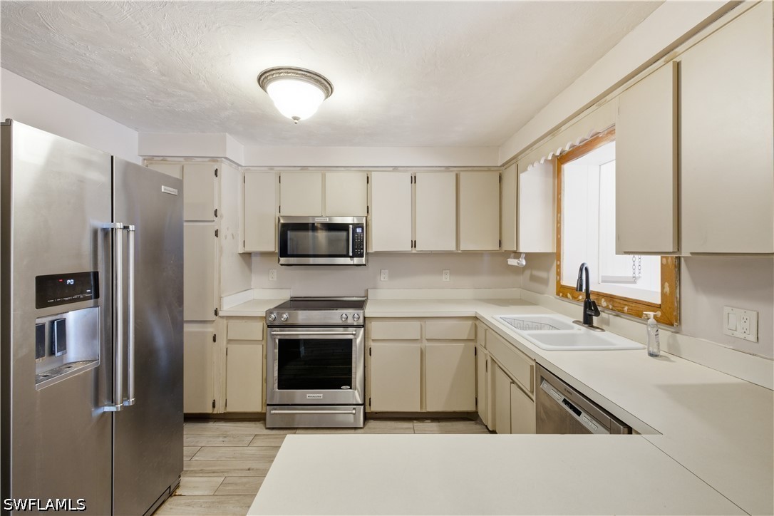 3 Bed Pool Home for Sale in Fort Myers Villas, photo 6