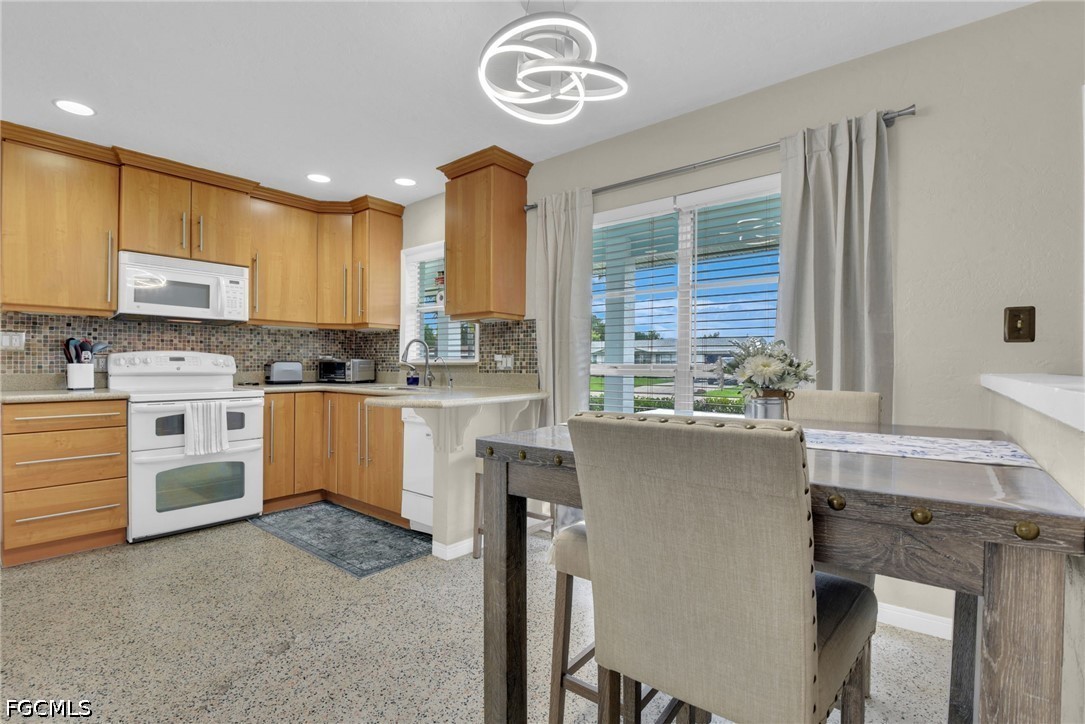 2 Bed SingleFamilyResidence for Sale in Mcgregor Groves, FL — photo 6