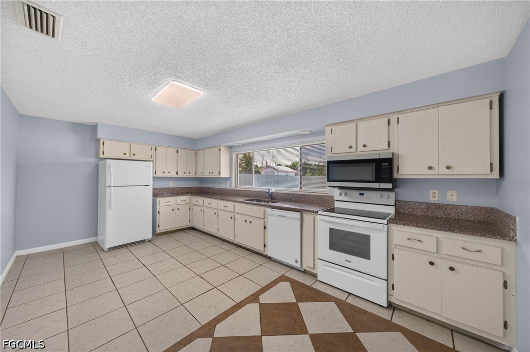 2 Bed Waterfront Home for Sale in Cape Coral, photo 6