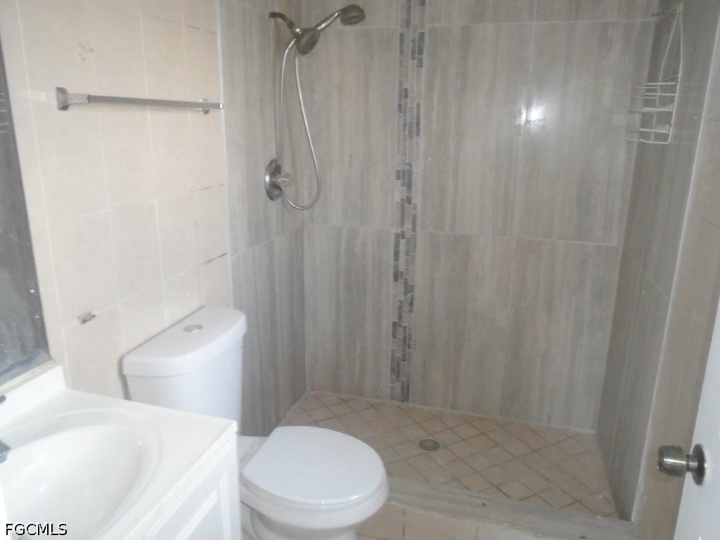 4 Bed SingleFamilyResidence for Sale in Fort Myers, FL — photo 6