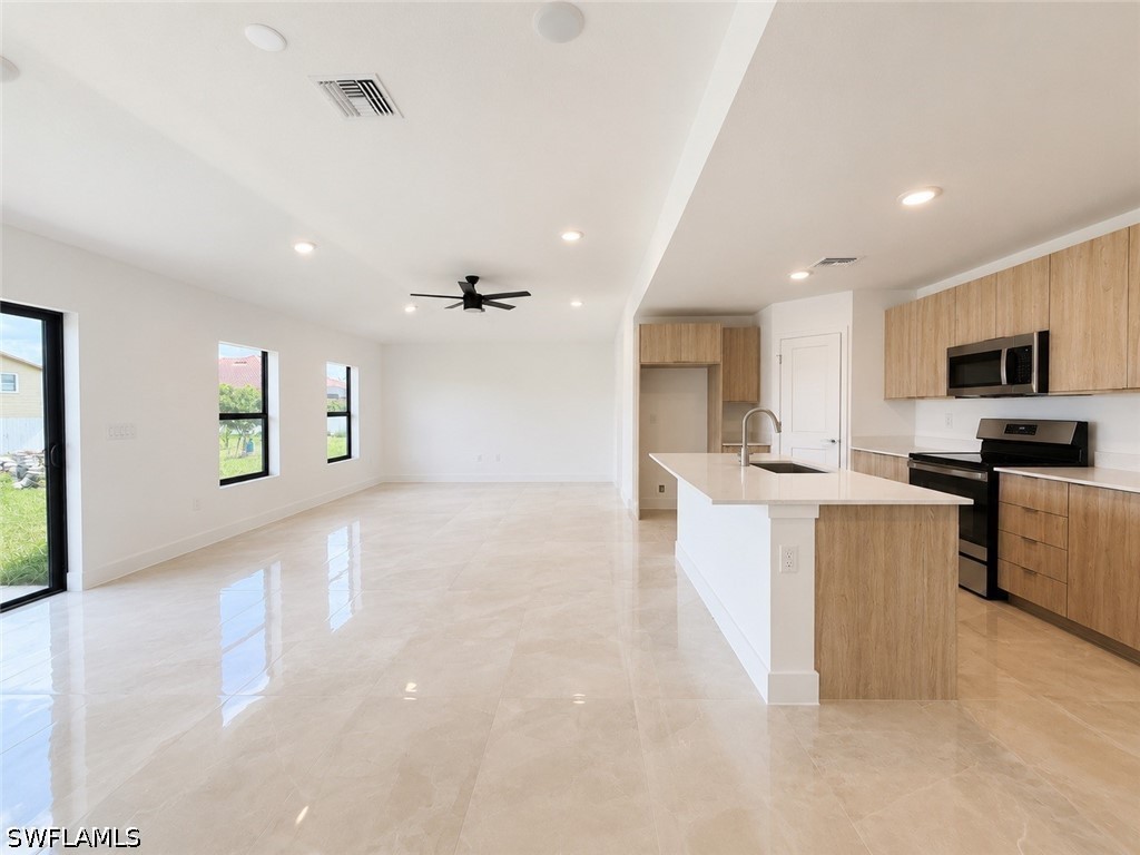 3 Bed SingleFamilyResidence for Sale in Lehigh Acres, photo 6