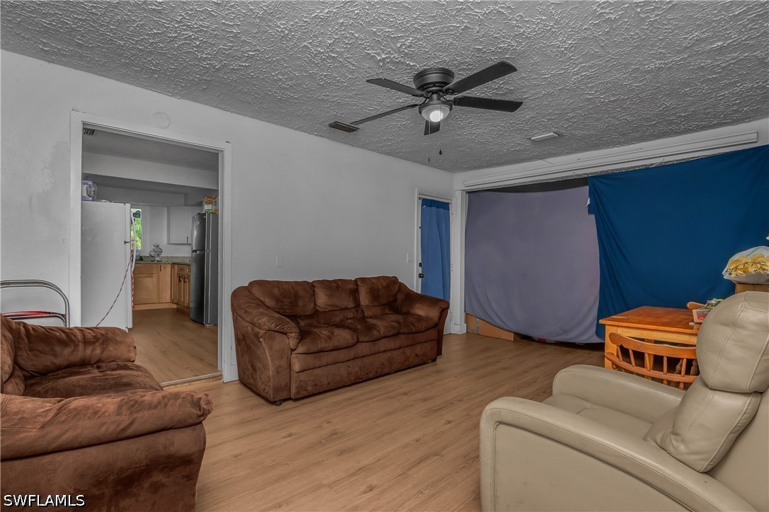 3 Bed SingleFamilyResidence for Sale in Russell Park, photo 6