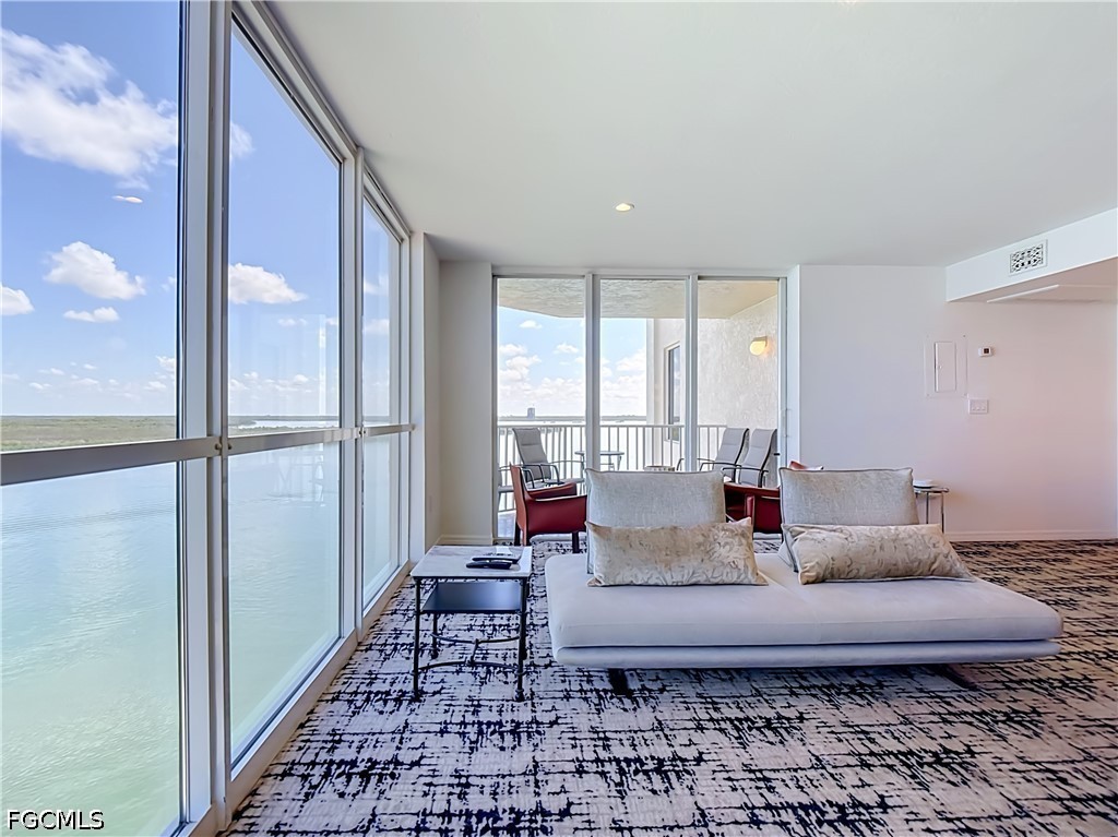 1 Bed Waterfront Home for Sale in Fort Myers Beach, photo 6