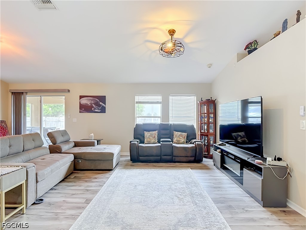3 Bed SingleFamilyResidence for Sale in Cape Coral, photo 6
