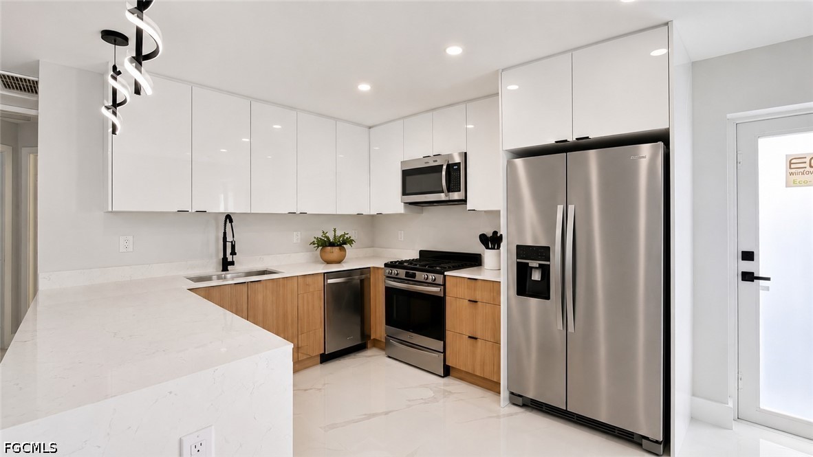 3 Bed SingleFamilyResidence for Sale in Lehigh Acres, photo 6