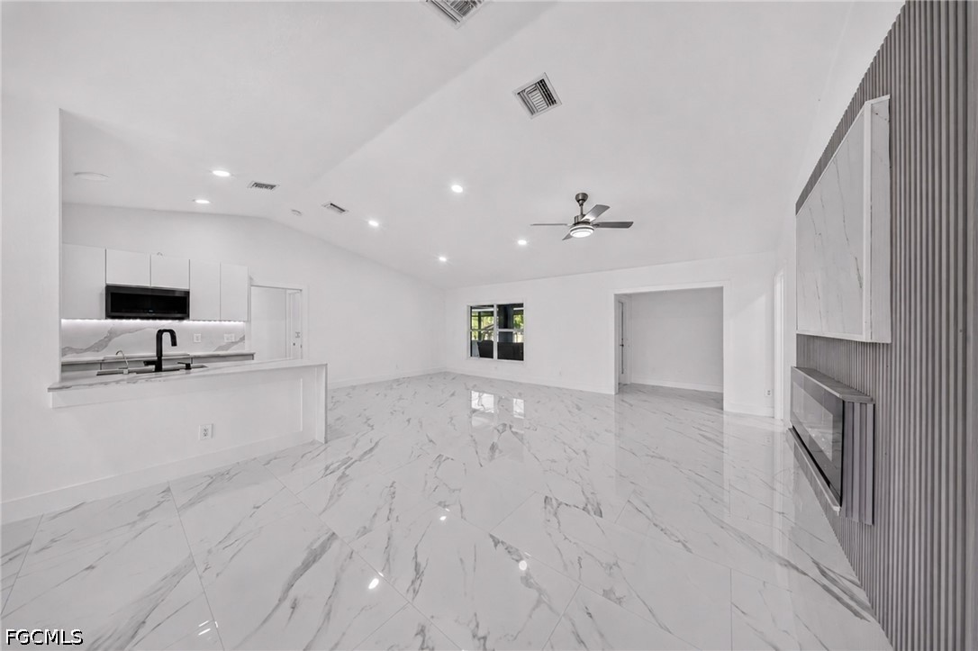 3 Bed SingleFamilyResidence for Sale in Lehigh Acres, photo 6