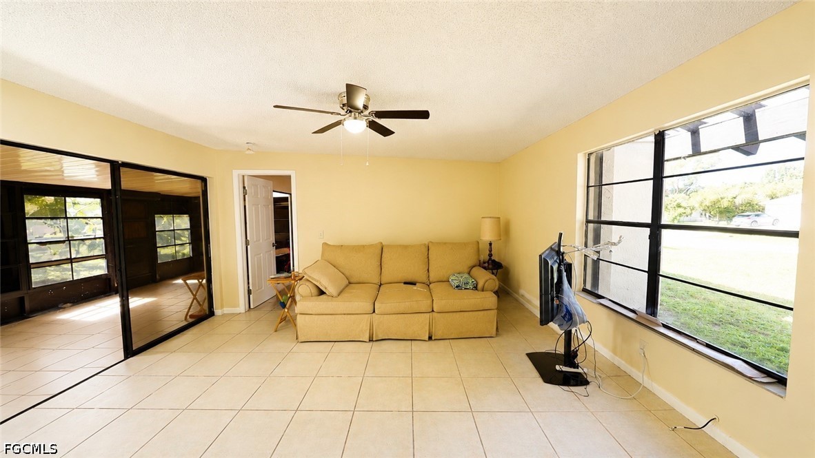 2 Bed SingleFamilyResidence for Sale in Cape Coral, photo 6