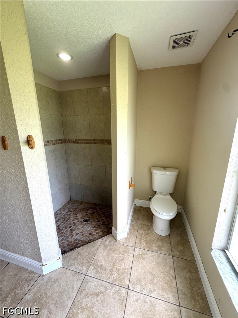3 Bed SingleFamilyResidence for Sale in Lehigh Acres, photo 6