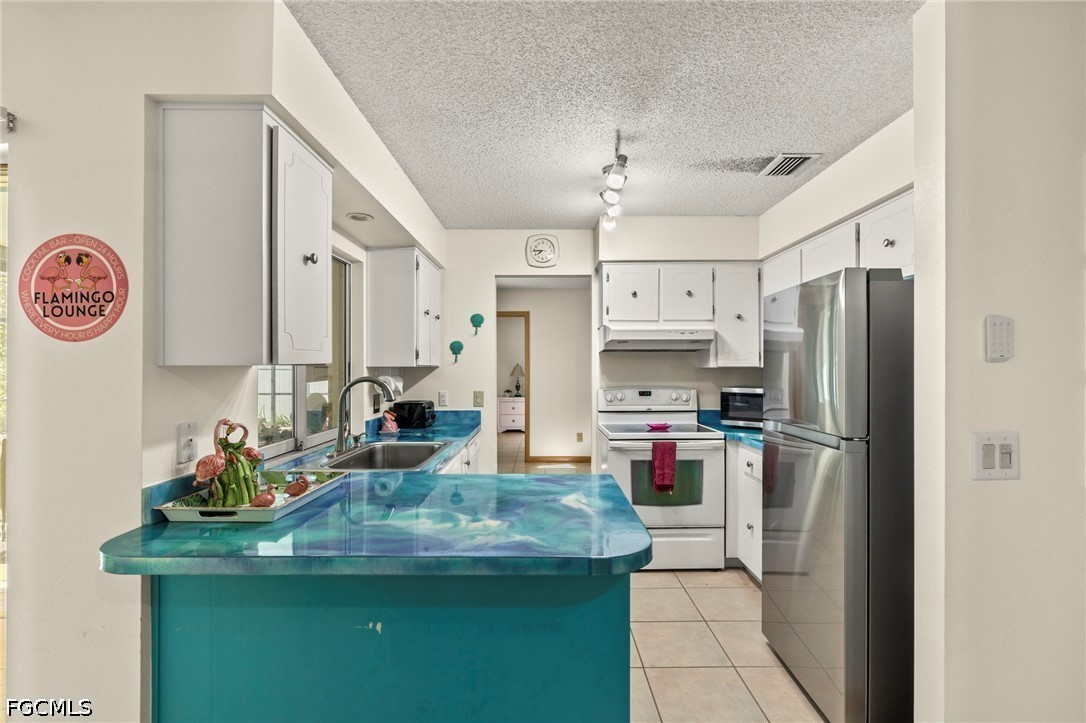 3 Bed Pool Home for Sale in Cape Coral, photo 6