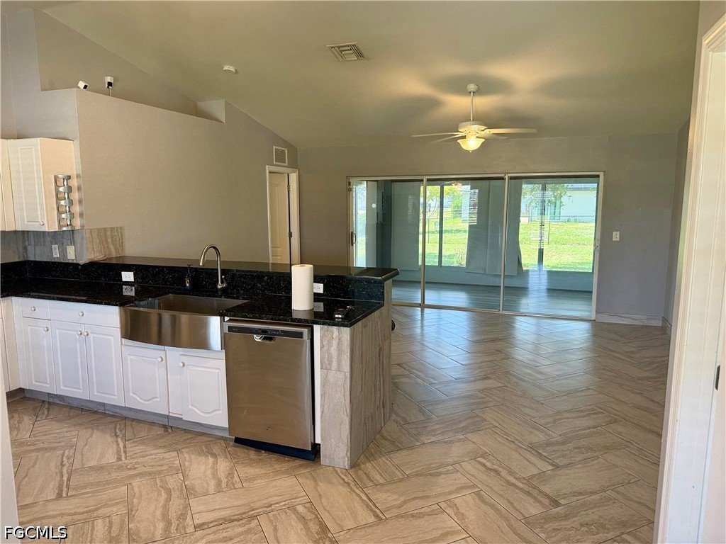 3 Bed SingleFamilyResidence for Sale in Cape Coral, photo 6