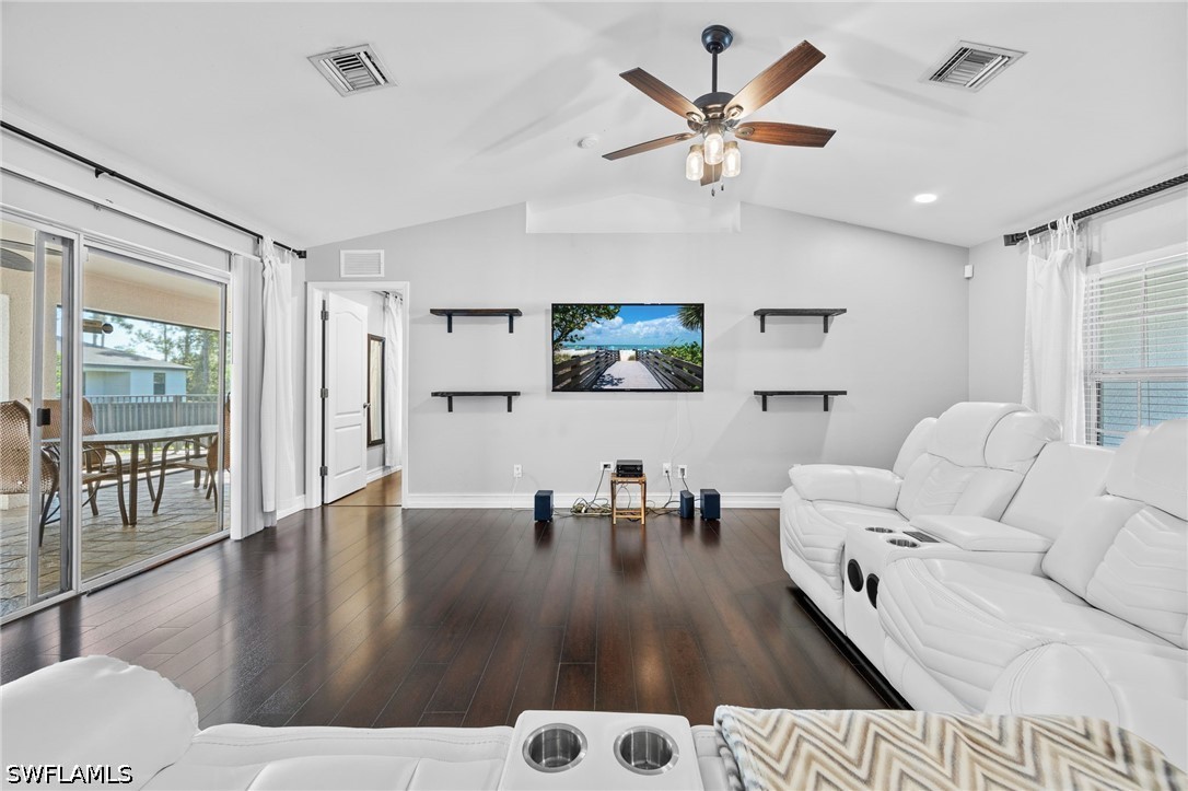 3 Bed SingleFamilyResidence for Sale in Mirror Lakes, photo 6