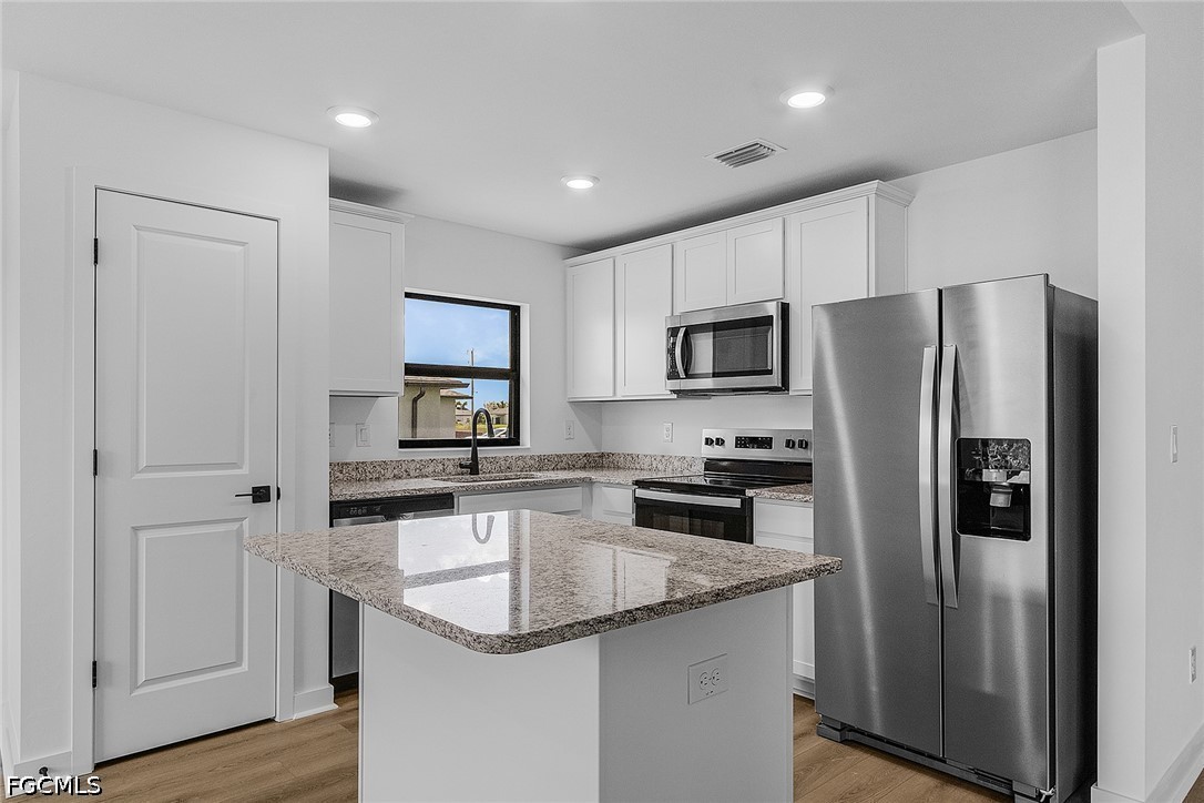 3 Bed SingleFamilyResidence for Sale in Mirror Lakes, photo 6