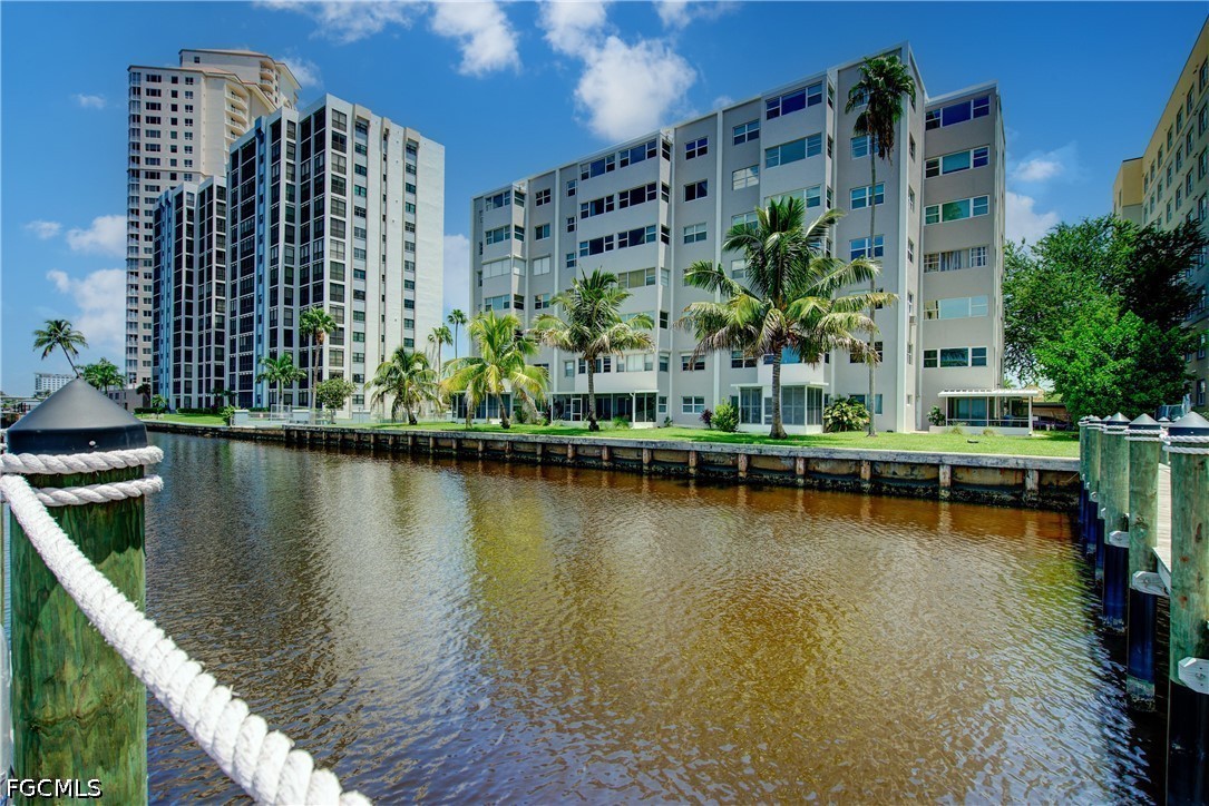 1 Bed Waterfront Home for Sale in Fort Myers, photo 6