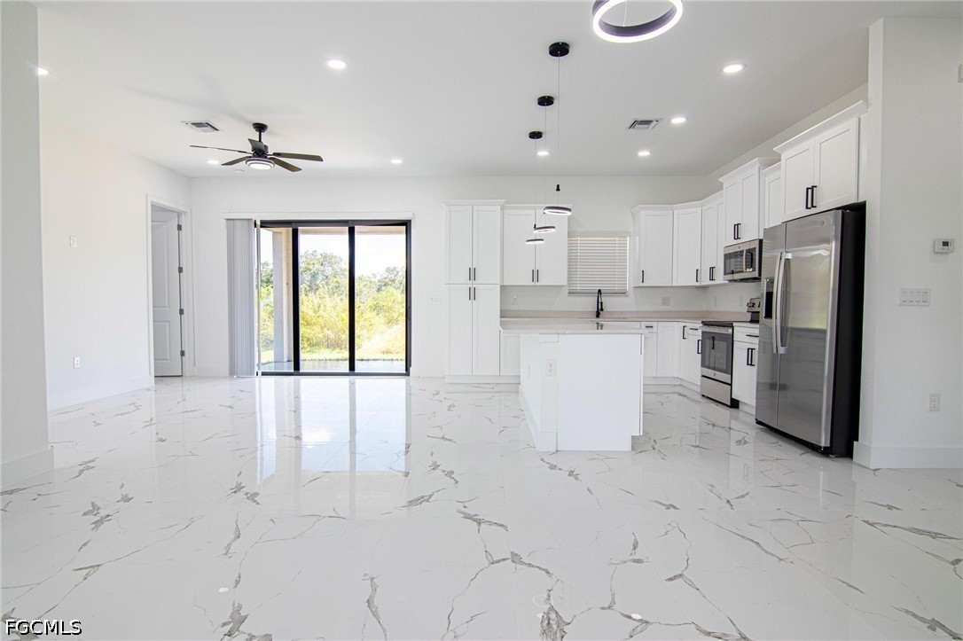 4 Bed SingleFamilyResidence for Sale in Lehigh Acres, photo 6