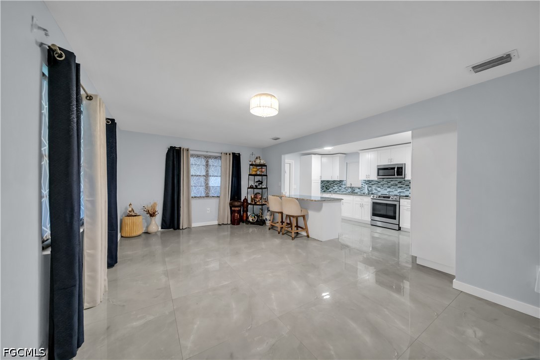 2 Bed SingleFamilyResidence for Sale in North Fort Myers, photo 6