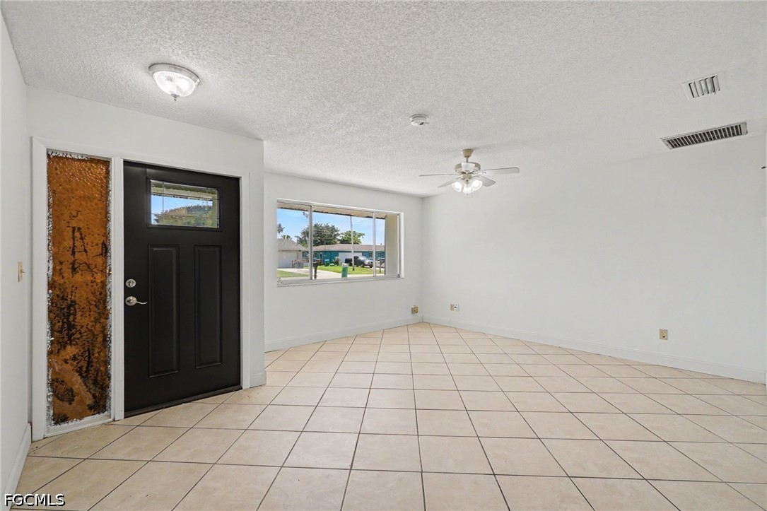 2 Bed SingleFamilyResidence for Sale in Cape Coral, photo 6