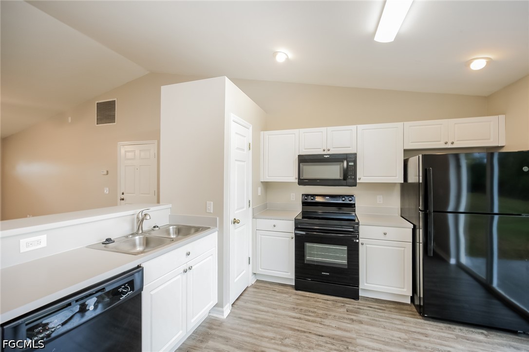 3 Bed SingleFamilyResidence for Sale in Mirror Lakes, photo 6