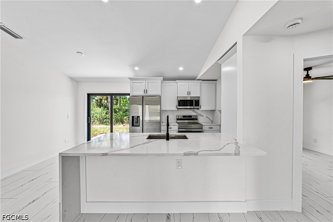 3 Bed SingleFamilyResidence for Sale in Lehigh Acres, photo 6