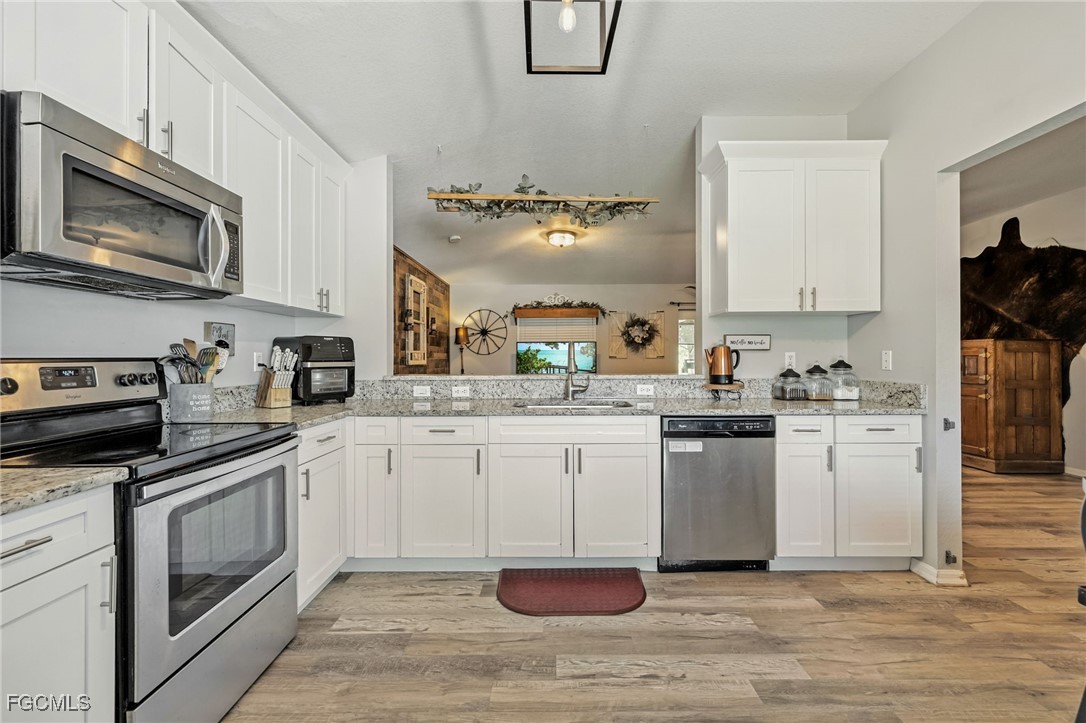 3 Bed SingleFamilyResidence for Sale in Greenbriar, FL — photo 7